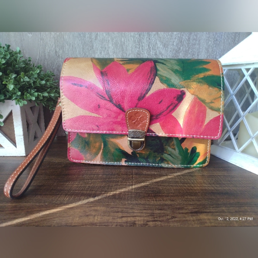 PATRICIA NASH LANZA WRISTLET CLUTCH ORGANIZER SPRING MULTI. EUC